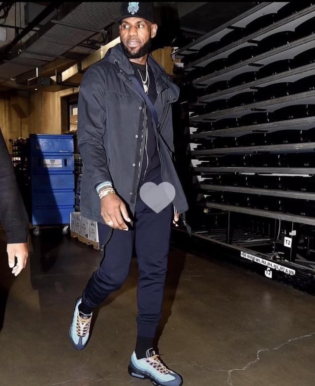 伤愈复出，阿方索-戴维斯时隔262天再度为拜仁出战（阿方索-戴维斯伤愈归队，阔别262天再披拜仁战袍）