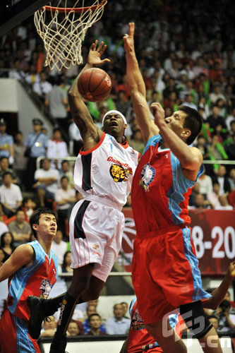 哪怕不算欧国联、阿拉冠级别的冠军！梅西的冠军数都多于决赛数！（即便不计欧国联和阿拉冠，梅西夺冠次数仍多于决赛场次）