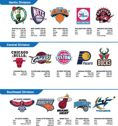 拿来吧你！柏林赫塔球员一把抢过对手教练给球员的战术小纸条（赛场突发：柏林赫塔球员当众夺走对方教练递给球员的战术纸条）